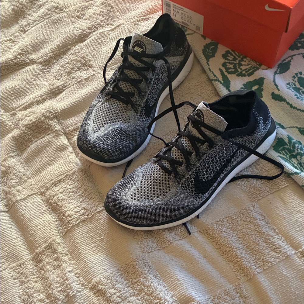 Nike Black and Gray Knit Running Shoes size 10 1/2 gently used